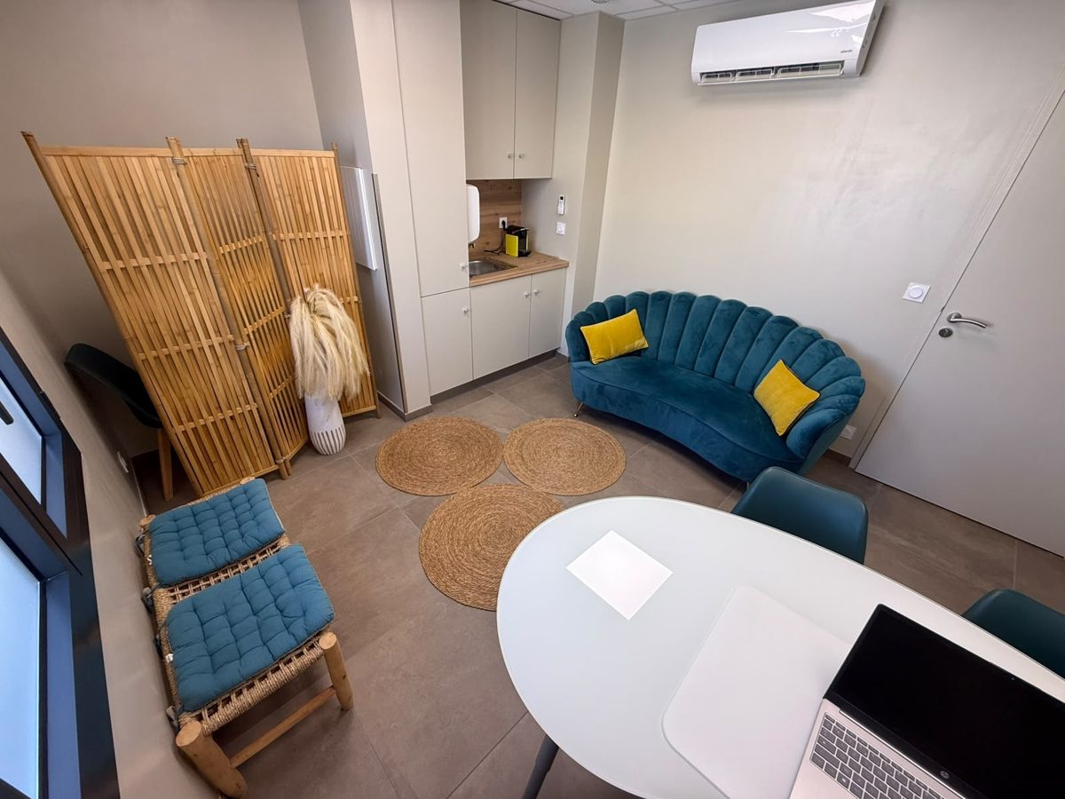Vue du cabinet avec le banc, les tapis et le paravent en bambou